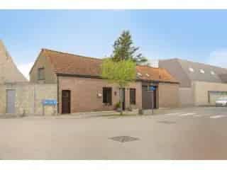 Huis te Koop Avekapelle - 2 slaapkamers, garage, zonnig koertje