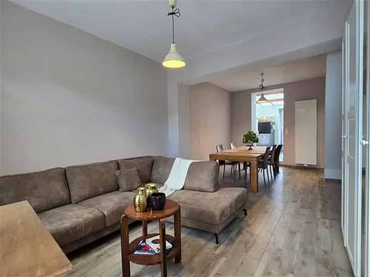 Dorpshuis te Koop: Ruim huis met binnenplaats
