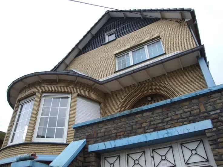 Villa Te Koop met Bijgebouwen en Bouwgrond