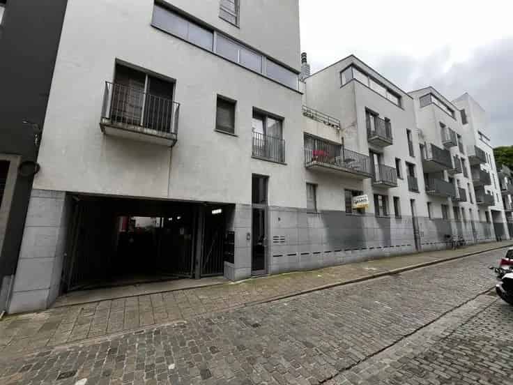 Garage te Koop Centrum: Ruime Ondergrondse Autostaanplaats Nabij Academie