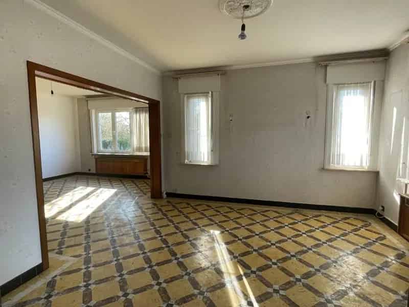 Ruime woning te renoveren met veel potentieel op 10a14ca