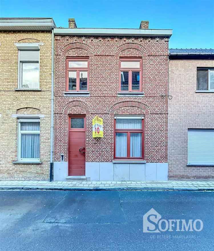 Huis te koop Ieper Centrum: 4 slaapkamers, stadskoer, kelder