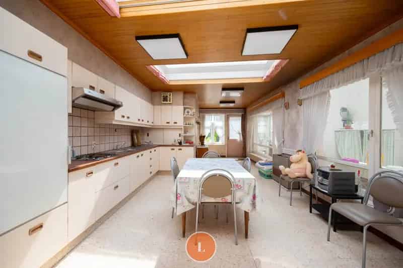Huis te huur Izegem: 3 slaapkamers, grote tuin, renovatieproject