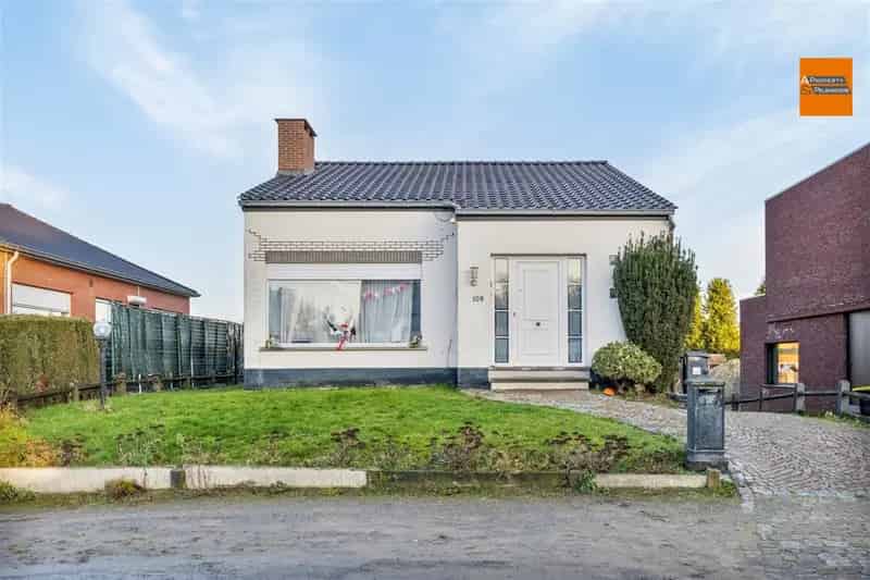 Huis te koop Bloemsehoeve: Gezellige woning met tuin en garage