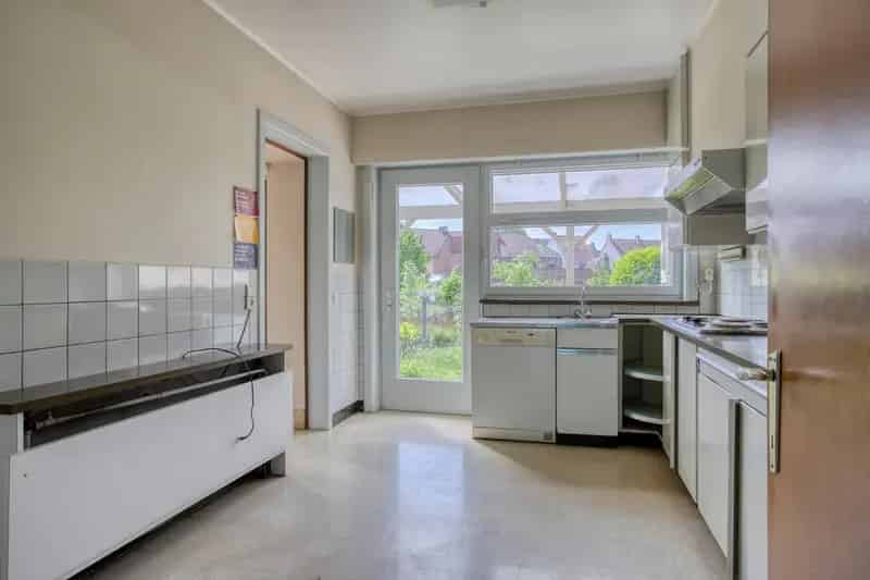 Huis te koop jaren 60 renovatieproject veel potentieel