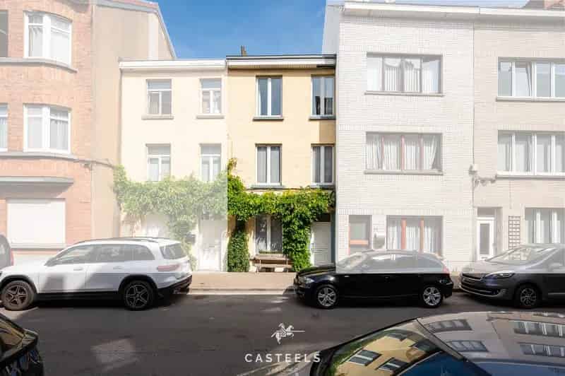 Huis te koop in Schaarbeek: Ruime Rijwoning met Groene Tuin