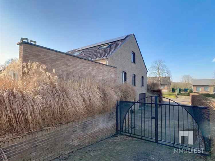 Verhuur villa met 5 slaapkamers, veranda en zwembad