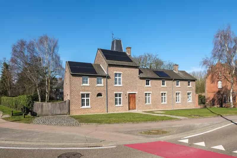 Villa te Herk-de-Stad: Ruime gezinswoning met handelsruimte