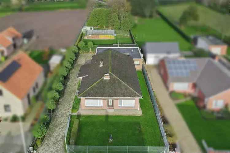 Vrijstaande woning met 3 slaapkamers, grote tuin met garage/werkhuis