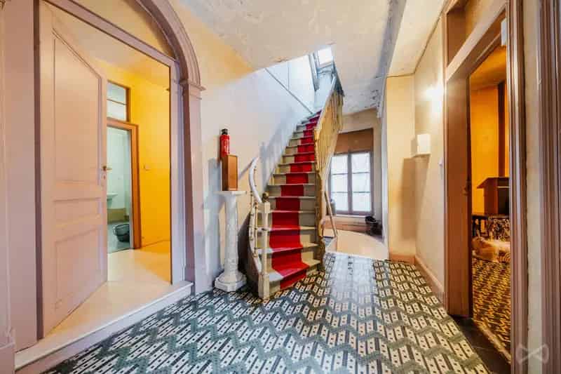 Appartementengebouw met 360m² en 3 werkplaatsen te renoveren in Doornik