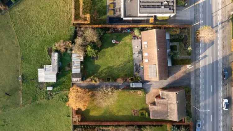 Roeselare-Stadsrand. RUIME VILLA MET EXTRA POTENTIEEL op 1150m2 gelegen aan uitstekende invalsweg, 3-4 slaapkamers. Garage. En prachtige diepe Zuid-Westelijke tuin.