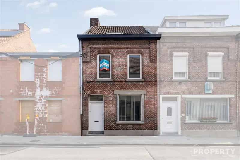 Te renoveren woning met 4 slaapkamers en koer te Izegem