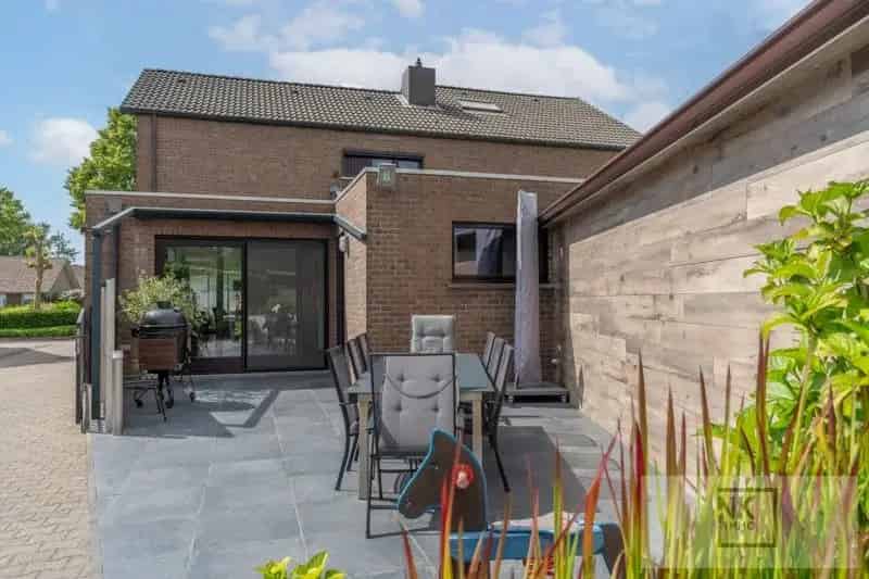 Handelsruimte met woning 940m² Instapklaar