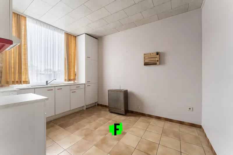 Te renoveren woning met garage nabij centrum Roeselare