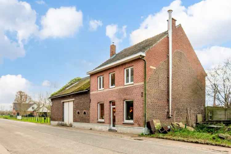 Huis te koop, deels gerenoveerd, rustige locatie met veel potentieel