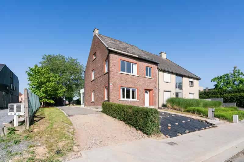 Instapklare Halfopen Bebouwing 3 Slaapkamers 1324m2