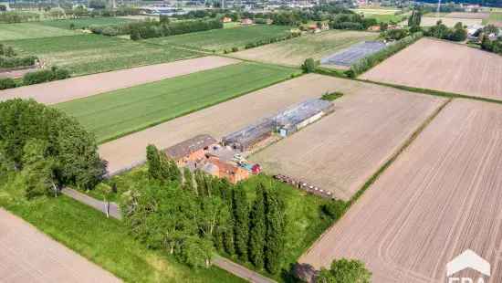 Woning met bijhorende bedrijfswoning en serre op 24030 m²