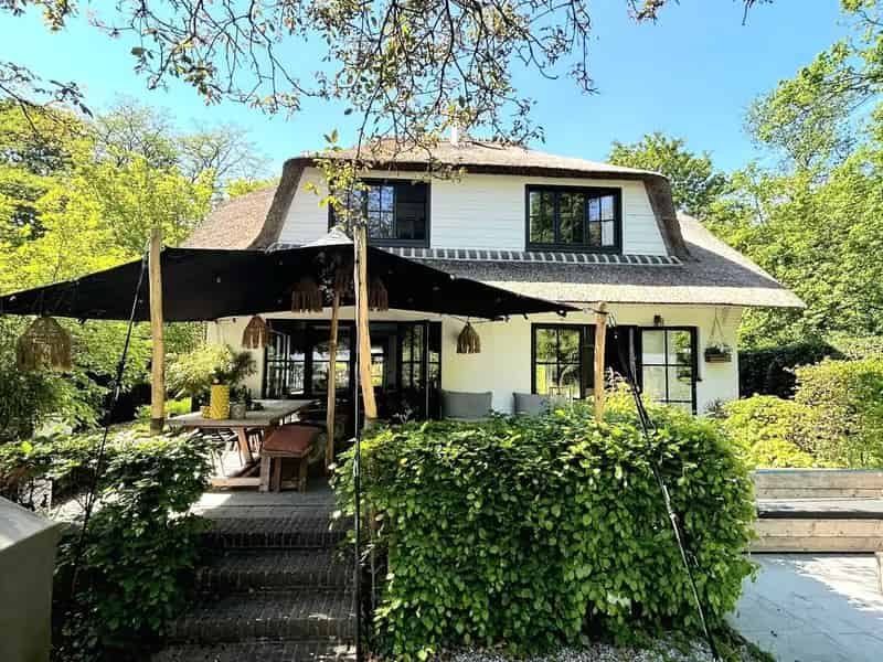 Rietgedekte Villa te Huur Koningshof Absolute Privacy Zwembad 4 slaapkamers