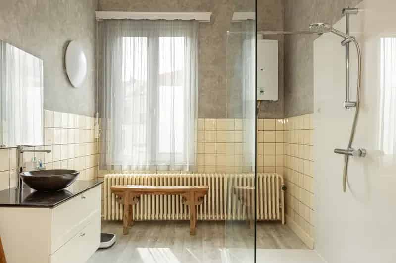 Op te frissen burgerwoning gelegen aan de Zurenborgwijk.