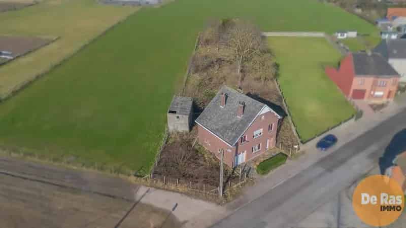 Te renoveren woning met groot perceel in Aaigem