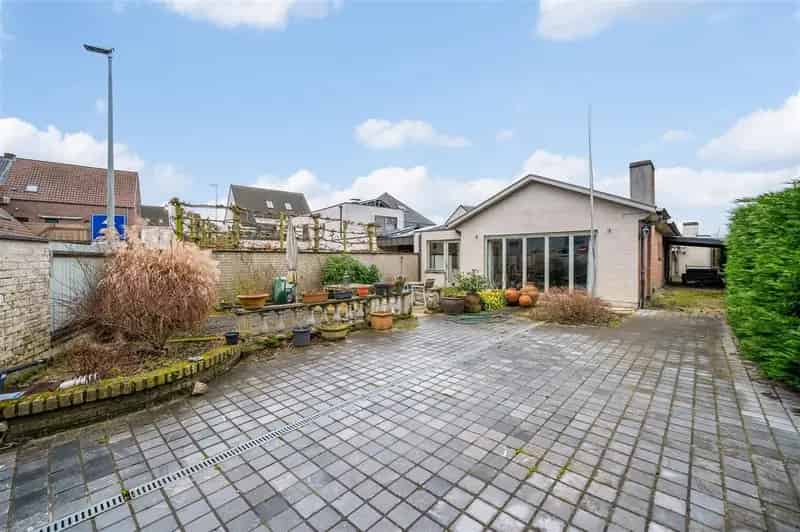 Huis te koop Laarne centrum Te renoveren woning met kantoor