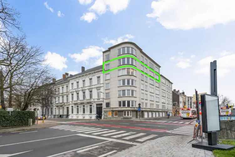 Zeer lichtrijk 4-slaapkamer hoekappartement in centrum Kortrijk!