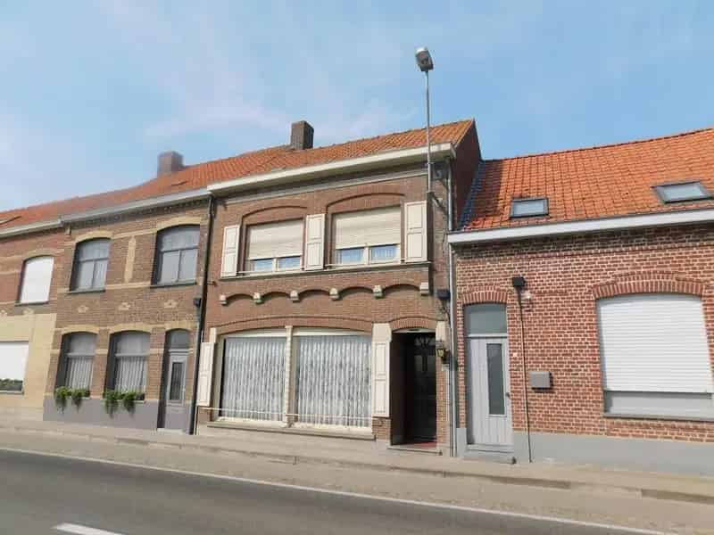 Grondig te renoveren huis met veel ruimte Roesbrugge