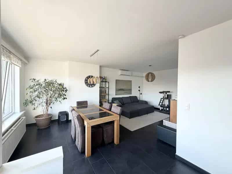 Appartement te koop: Instapklaar, centraal gelegen met airco en terras