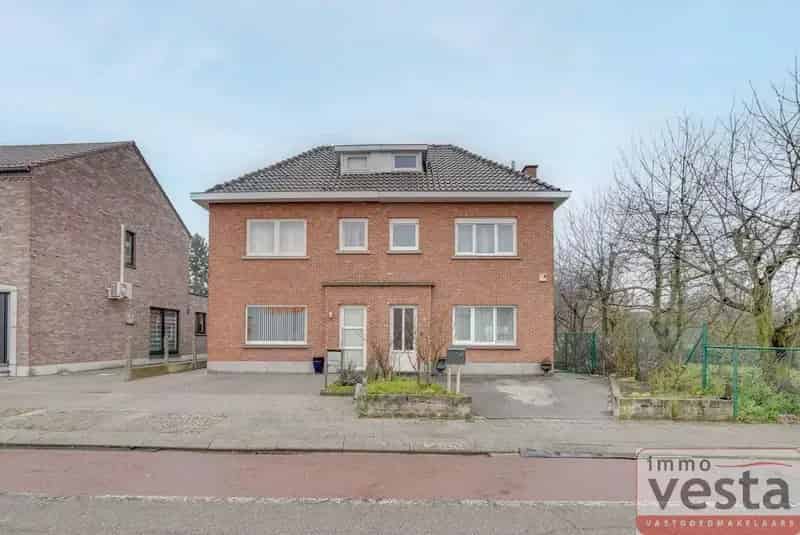 Ruime, te renoveren halfopen woning