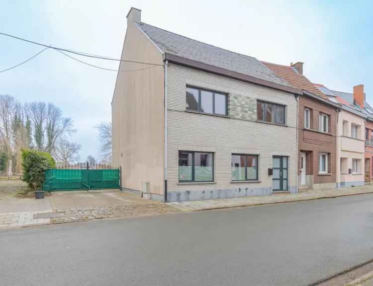 Huur huis met tuin in Half open bebouwing dichtbij station