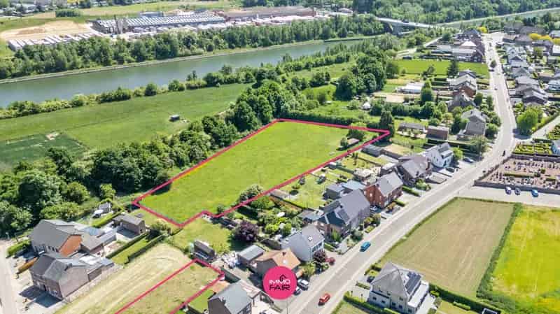 Bouwgrond Veldwezelt nabij Maastricht met Weiland