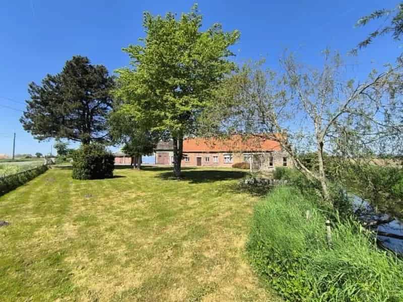 Hoeve met bijgebouwen te koop