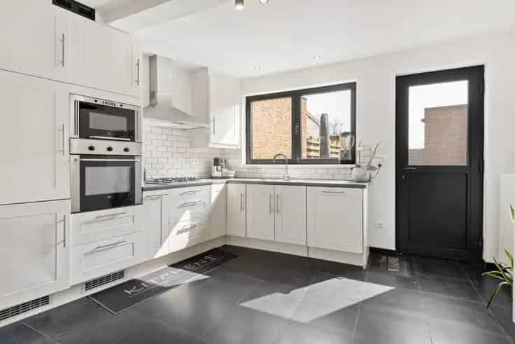 Huis Te Koop Emblem: Instapklare woning met garage en tuin