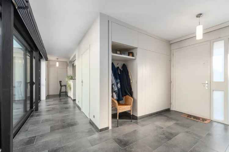 Ontdek deze werkelijk zeer mooie alleenstaande, rustig gelegen eigendom. De woning staat op een mooi perceel van 1 521 m2 en werd gerenoveerd met duurzame materialen.

De indeling is als volgt:

- Inkomhall met toilet
- Woonkamer (parketvloer, open haard)