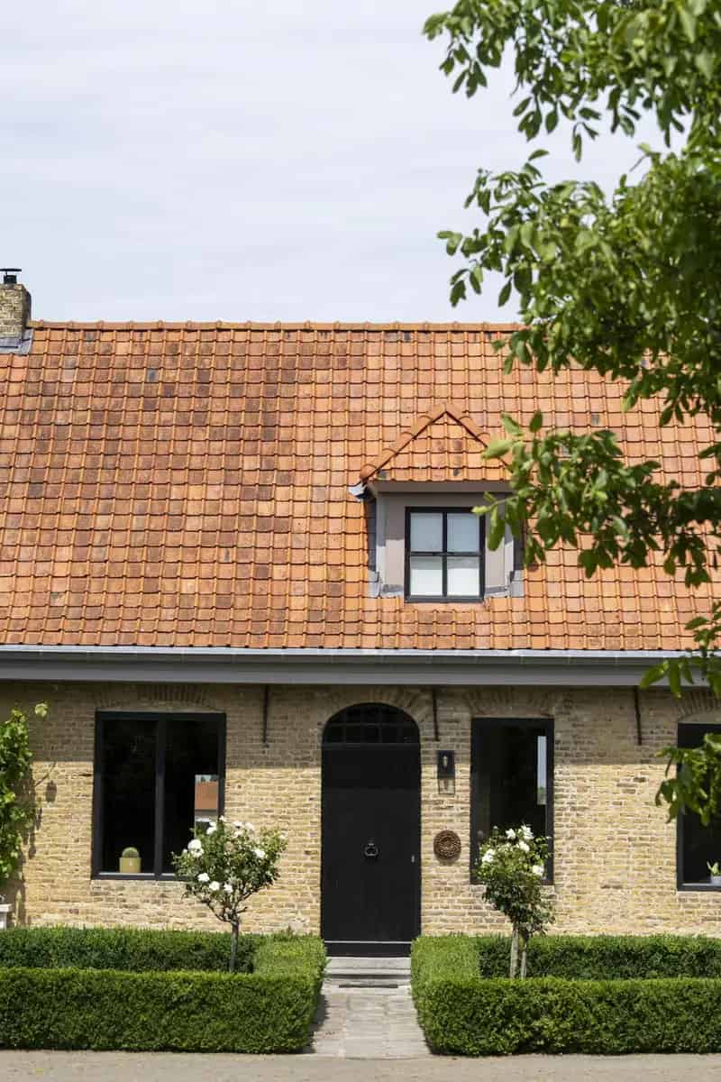 Huis te huur Stavele: Uniek vrijstaand huis met 5 slaapkamers en bijgebouw