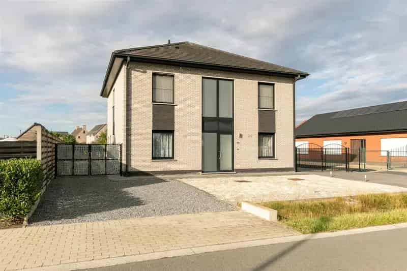 5 Slaapkamers 2 Badkamers Kelder Garage Rustige Ligging