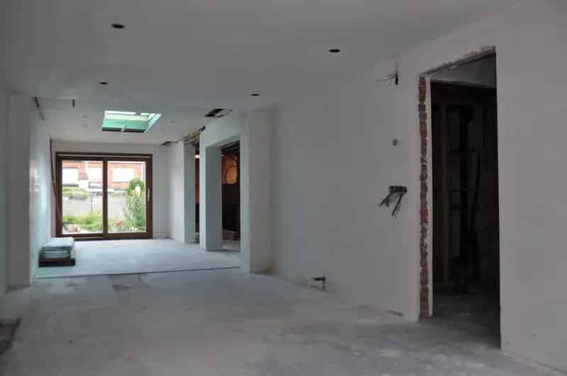 Gedeeltelijk gerenoveerde woning met 2 slaapkamers en tuin
