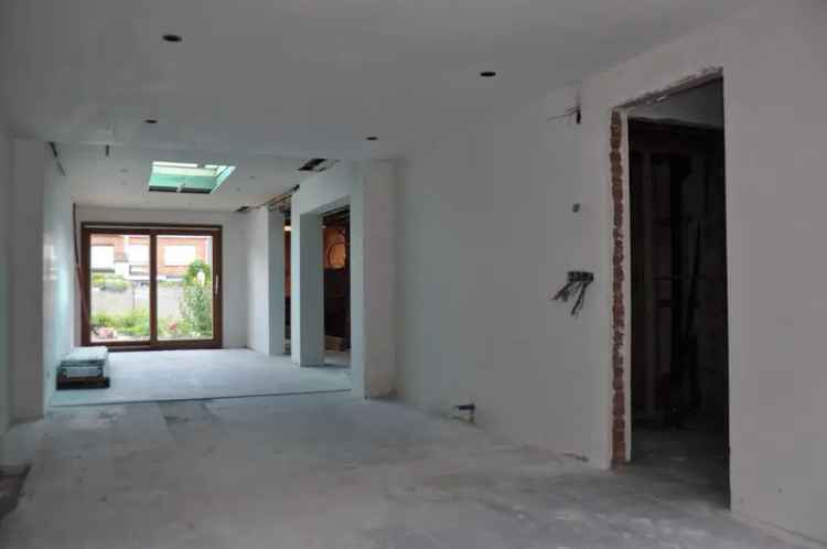 Gedeeltelijk gerenoveerde woning met 2 slaapkamers en tuin