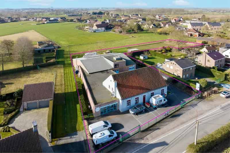 Kantoor te koop in Drongen: Renovatieproject met werkplaats