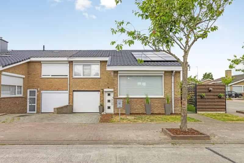 Gerenoveerde Halfopen Bebouwing in Rustige Wijk