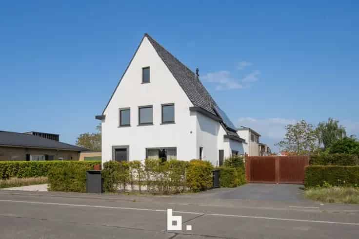 Villa met Loods te Damme Sijsele