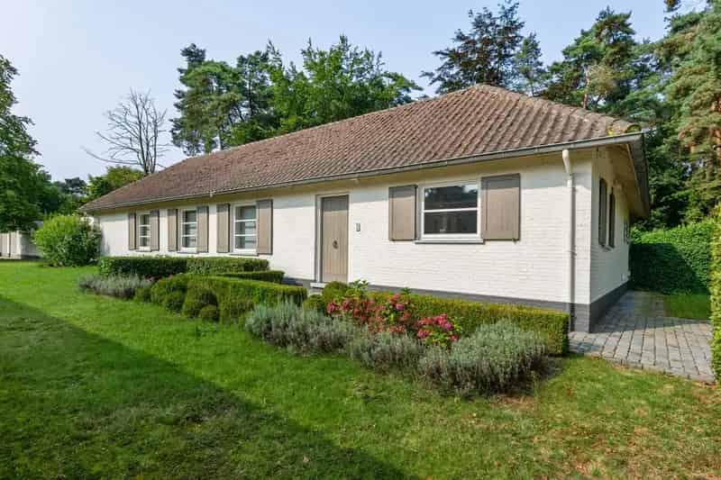 Laagbouw Villa met Zonnige Tuin in Residentiële Omgeving