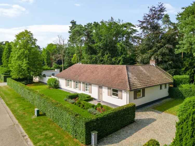 Prachtig onderhouden laagbouw villa met zonnige tuin in residentiële omgeving