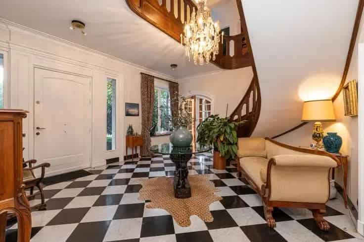 Ruime Villa met Binnenzwembad te Brasschaat