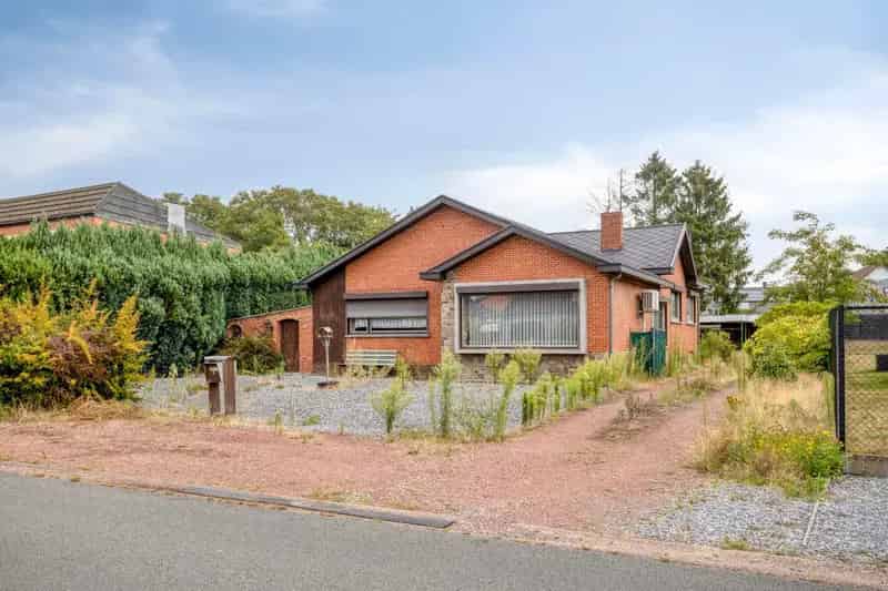 Te renoveren woning met 3 slaapkamers en tuin.