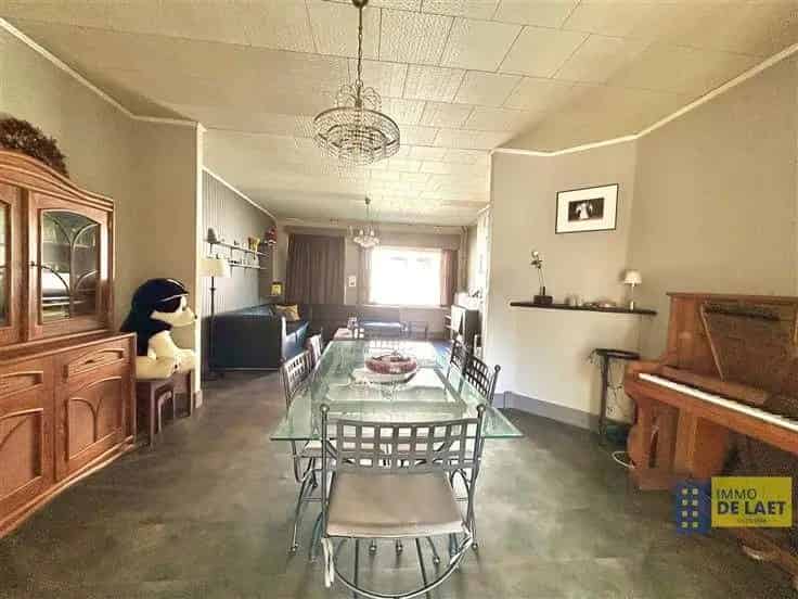 Huis Te Koop: Ruime woning te renoveren met grote tuin
