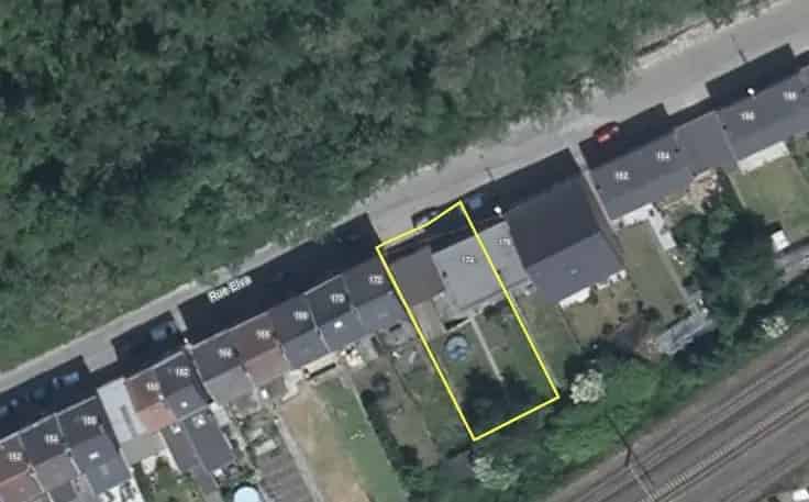 Huis Te Koop Flémalle: Gerenoveerde Woning met Garages en Bouwgrond