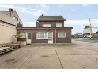 Industrie te koop Aartselaar Ruime woning 2 magazijnen