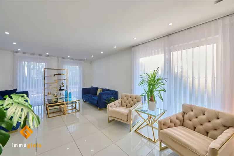 Ruime 4 Slaapkamers Huis 5a35ca Perceel