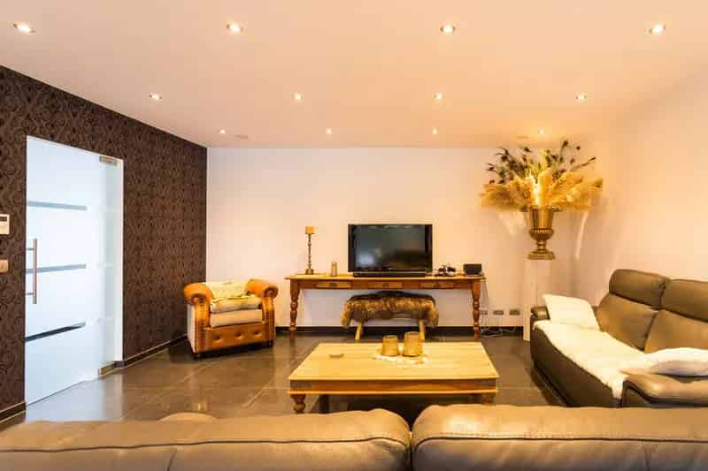 Villa met loods te koop: Luxe wonen & commerciële mogelijkheden